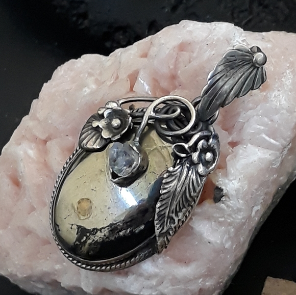 Native American Style Healer's Gold Pendant - Picture 3 of 4